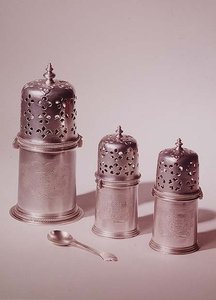 フランシス・ガーソーンによるチャールズ2世のキャスター3人のセット。トレフォイルマスタードスプーン; 1680-85（シルバー） 作： English School